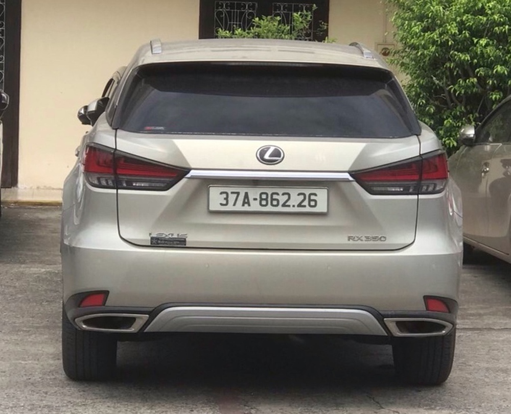 Xe sang Lexus của “kiều nữ” lừa đảo hàng chục tỉ đồng đang bị kê biên nghi vẫn tung tăng trên phố - Ảnh 2.