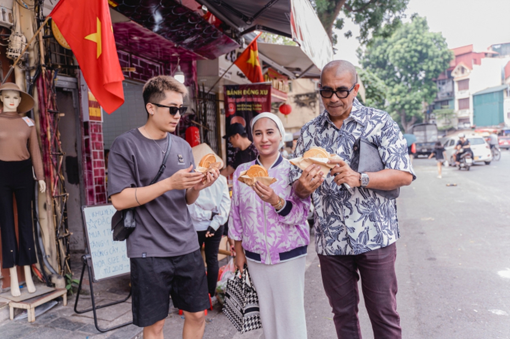 Tiktoker Vương Khánh hội ngộ người sáng lập Asia Influencers Awards, giới thiệu loạt cảnh đẹp, ẩm thực Hà Nội - Ảnh 2.