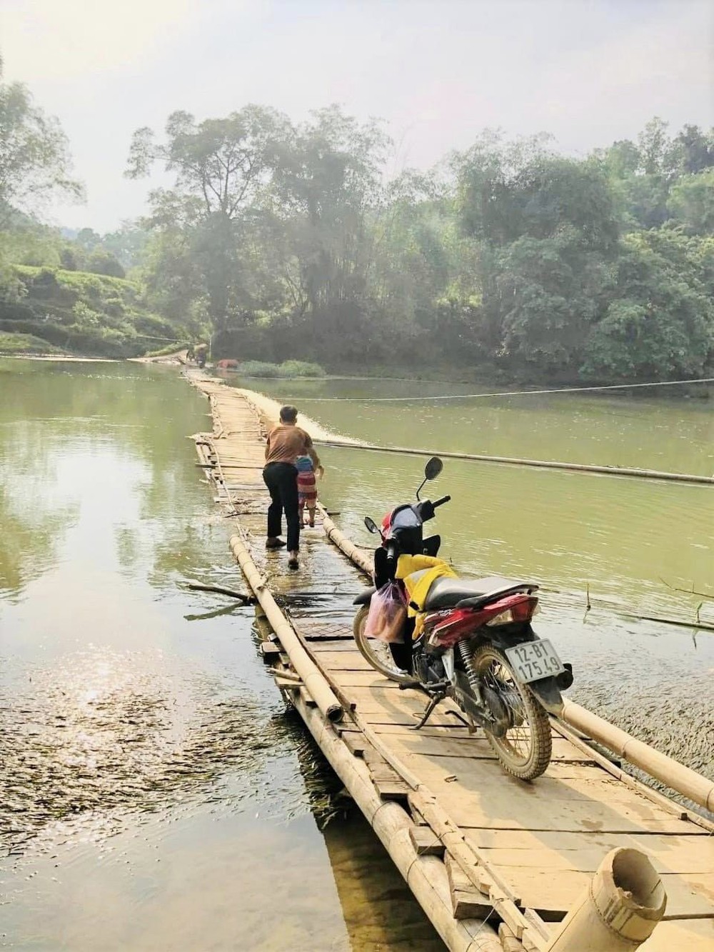 Nối dài hành trình tốt đời đẹp đạo: Vingroup trao học bổng, tặng điểm trường ước mơ, khánh thành những cây cầu yêu thương! - Ảnh 5.