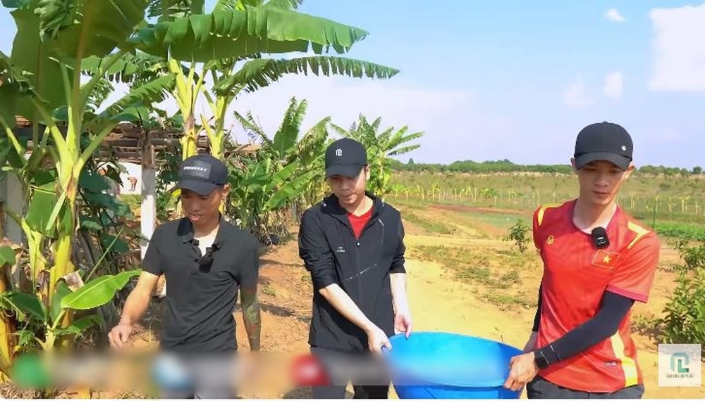 Quang Linh Vlog vừa qua châu Phi, nông trại đã có biến, hàng chục người nhảy xuống mương - Ảnh 1.