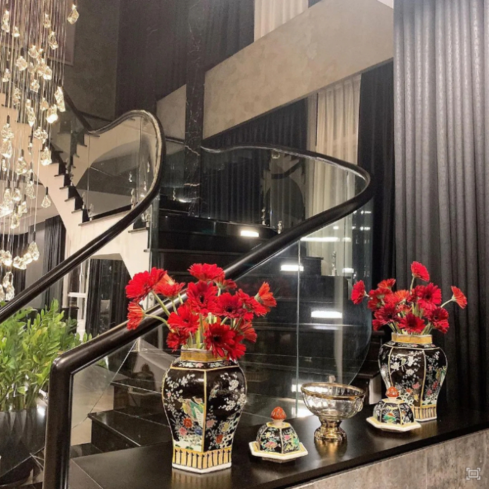 Bên trong căn penthouse cao cấp của Hoàng Thùy Linh: Gia chủ flex thú chơi hoa, cành quả siêu nghệ - Ảnh 12.
