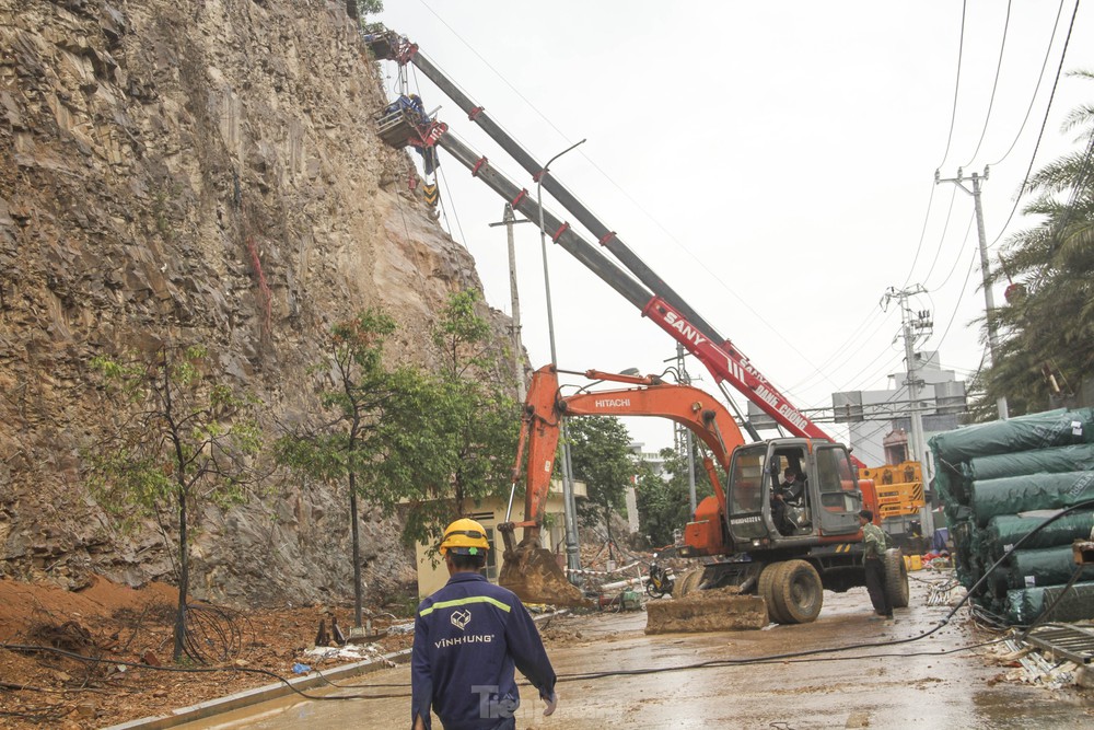 Cận cảnh công nhân băng bó núi Bà Hỏa ở cửa ngõ dẫn vào TP. Quy Nhơn - Ảnh 3.