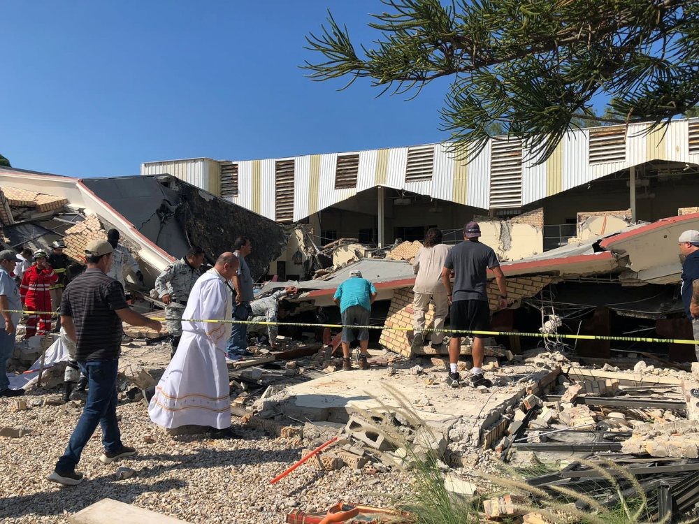 Khoảnh khắc nhà thờ đổ sập trong tích tắc khiến 70 người thương vong - Ảnh 6.
