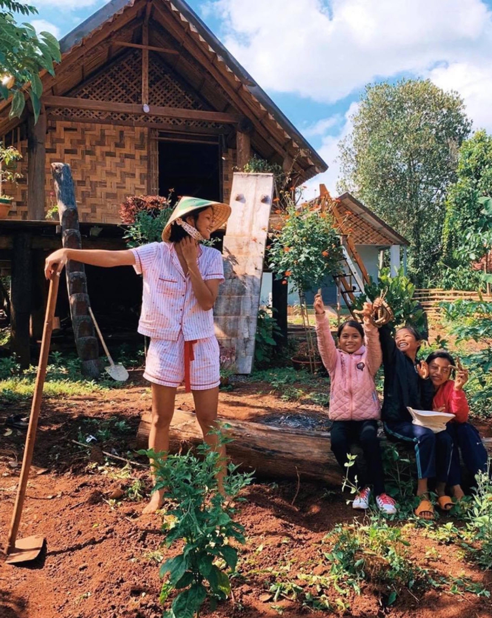 Vườn rau xanh mướt ở quê nhà của HHen Niê: Bắp cải, cà chua, đậu đũa... chen chúc, cứ bước ra là có đồ ăn - Ảnh 10.