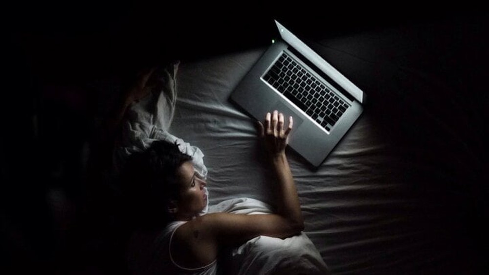Bật máy tính xuyên đêm liệu có ảnh hưởng giấc ngủ? - Ảnh 1.