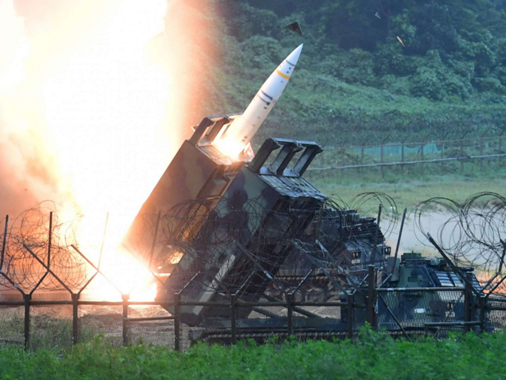 Mỹ cung cấp tên lửa tầm xa ATACMS cho Ukraine thường xuyên - Ảnh 1.