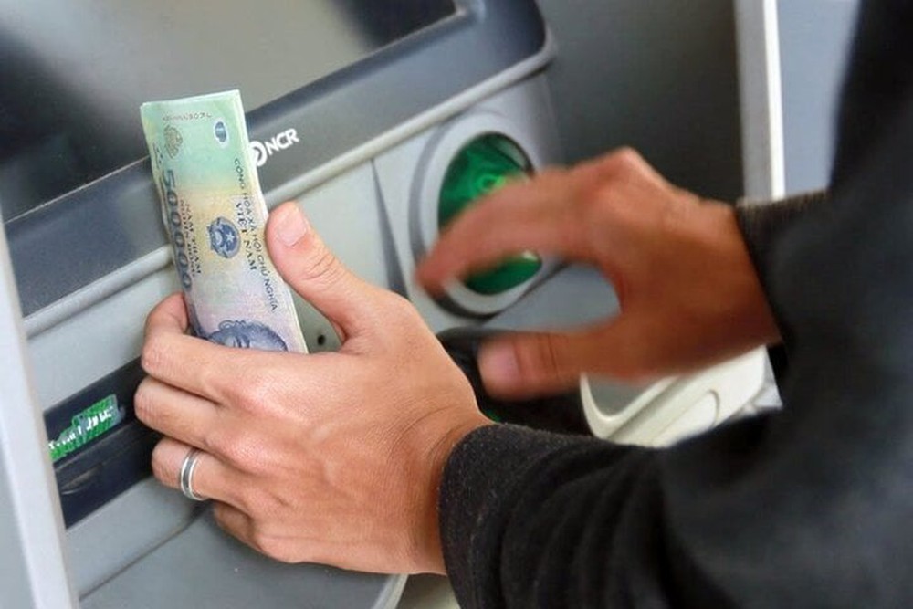 Quên không lấy tiền khi rút ở cây ATM thì phải làm sao? - Ảnh 1.