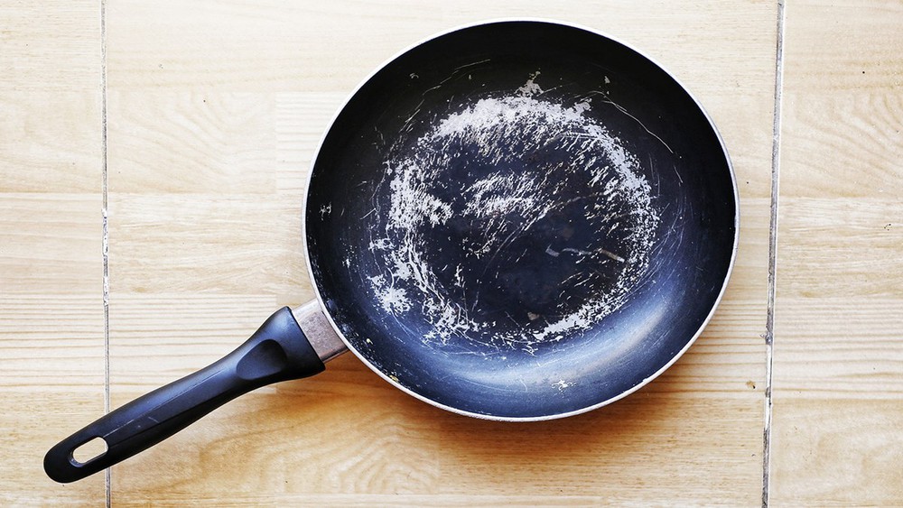 Tiết kiệm đến mấy cũng đừng giữ lại 5 đồ dùng cũ này trong bếp: Vừa mất vệ sinh vừa rước bệnh vào thân - Ảnh 2.
