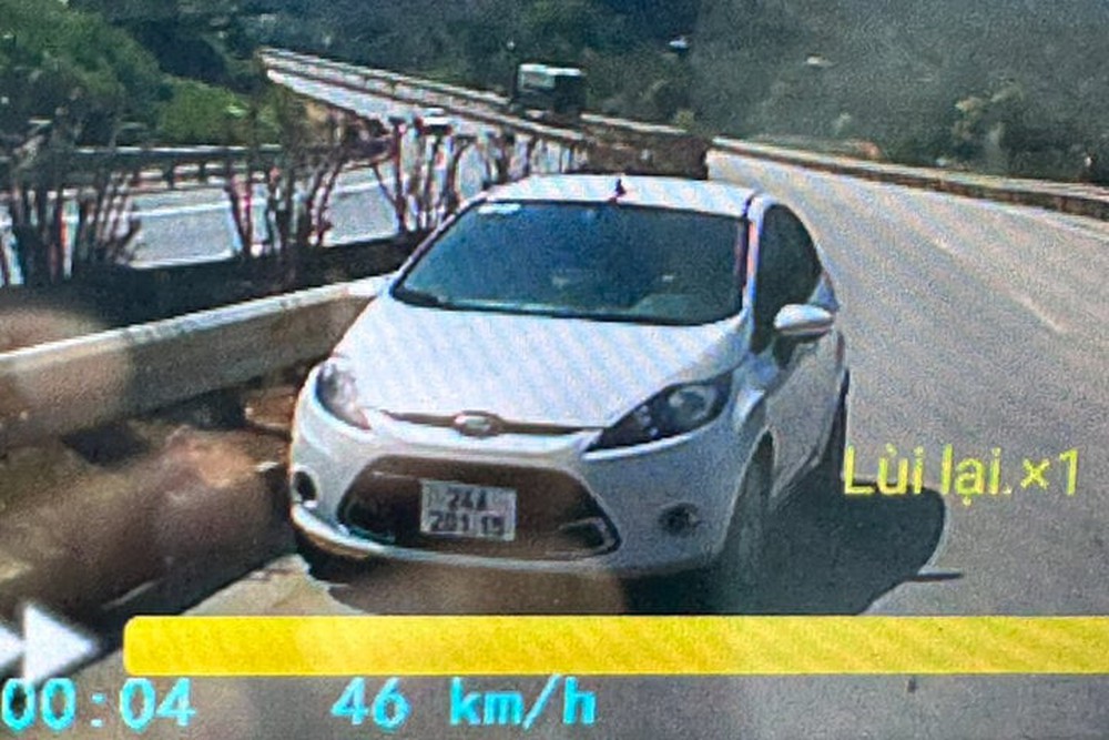 Tước GPLX nữ tài xế chạy xe ngược chiều trên cao tốc Nội Bài - Lào Cai - Ảnh 3.