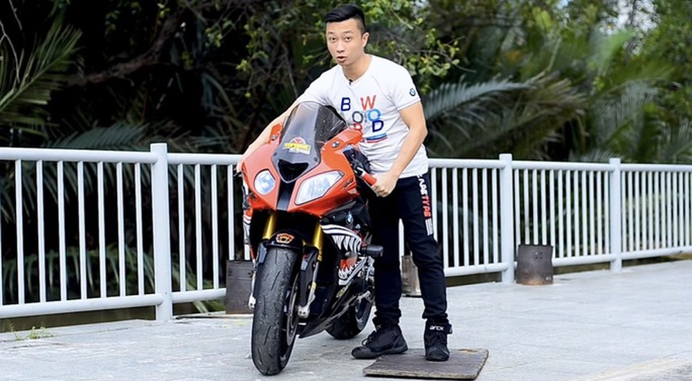 Chân dung thầy dạy lái mô tô của người mẫu Ngọc Trinh - Ảnh 3.
