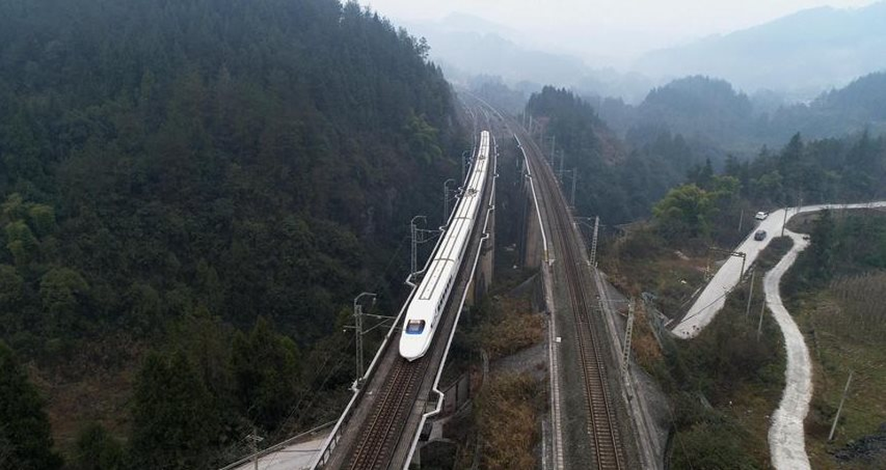 Huy động 50.000 người, khoan 159 đường hầm, bắc 253 cây cầu ‘xuyên’ hàng loạt ngọn núi, Trung Quốc gây chấn động với tổ hợp đi lại’ đắt đỏ, ‘lát’ hơn 200 tỷ đồng cho từng km - Ảnh 3.