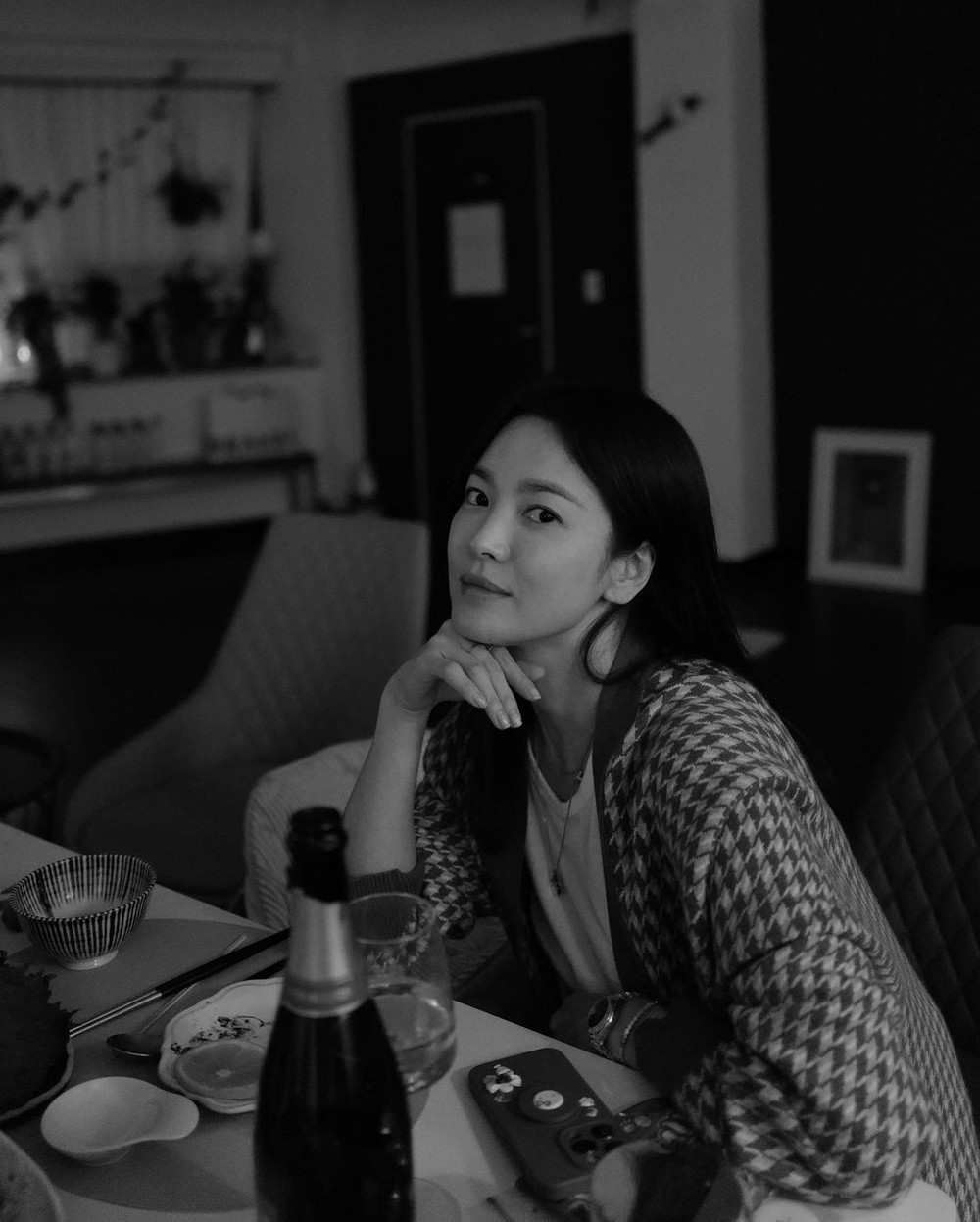 Tụ hội cùng bạn thân, Song Hye Kyo tự tin khoe mặt mộc cực xịn, đến son cũng không thèm tô - Ảnh 4.