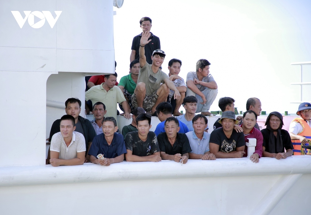 Nước mắt, niềm vui khi 78 ngư dân Quảng Nam trở về sau vụ chìm tàu - Ảnh 10.
