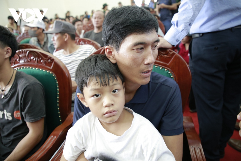 Nước mắt, niềm vui khi 78 ngư dân Quảng Nam trở về sau vụ chìm tàu - Ảnh 9.