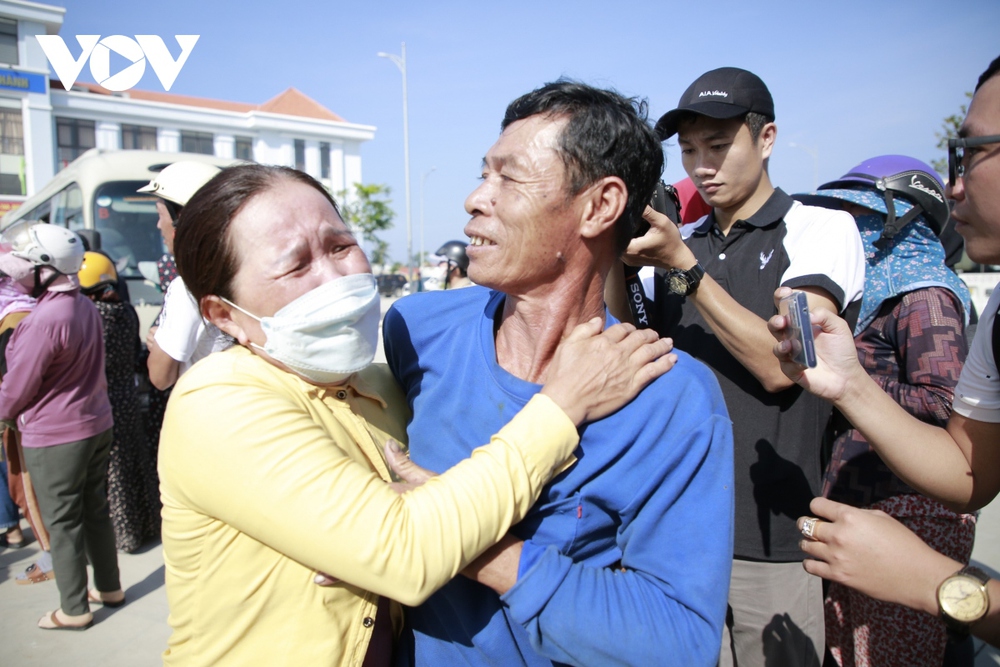 Nước mắt, niềm vui khi 78 ngư dân Quảng Nam trở về sau vụ chìm tàu - Ảnh 8.