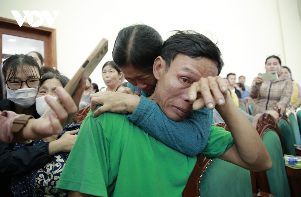 Nước mắt, niềm vui khi 78 ngư dân Quảng Nam trở về sau vụ chìm tàu - Ảnh 7.
