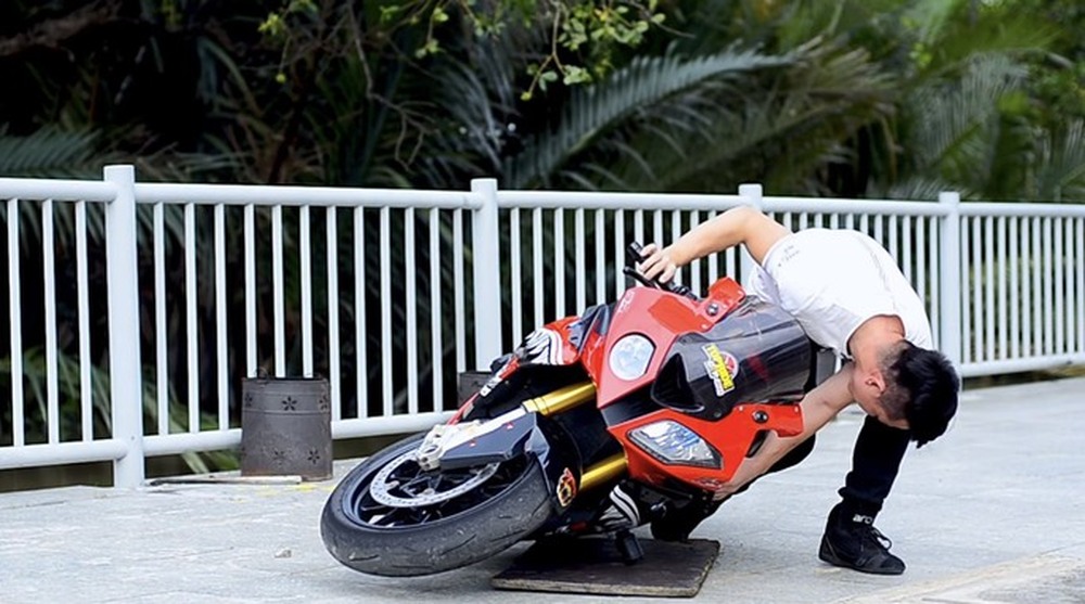 Chân dung thầy dạy lái mô tô của người mẫu Ngọc Trinh - Ảnh 6.