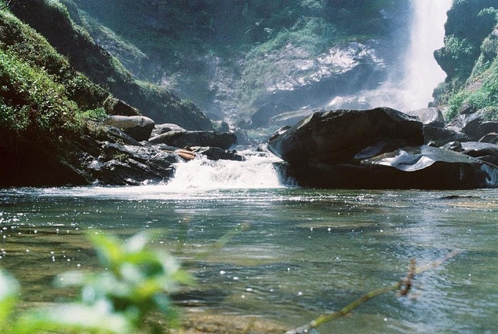 Phát hiện thác nước được mệnh danh là “đệ nhất thác” Tây Bắc, đường đi hiểm trở, cách Hà Nội hơn 100km - Ảnh 5.