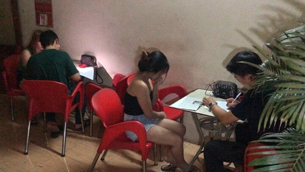 Khởi tố chủ nhà nghỉ chứa mại dâm trên phố đèn đỏ ở Bình Định - Ảnh 2.