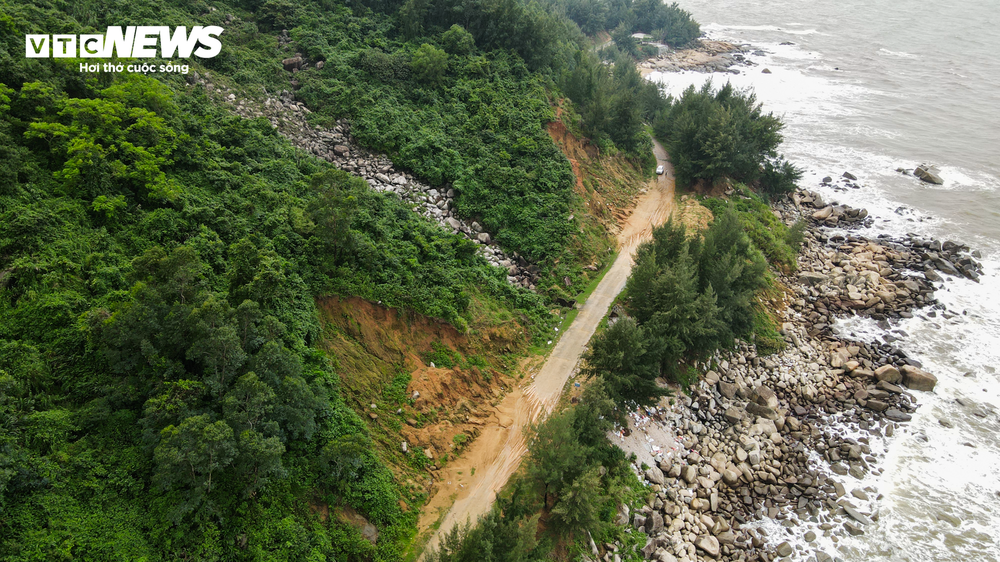 Hàng trăm khối đá chực chờ sạt lở, nuốt chửng đường quốc phòng ven biển Hà Tĩnh - Ảnh 3.