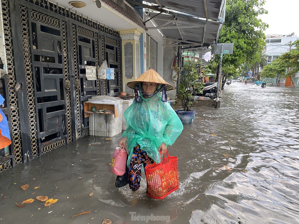 Người dân TPHCM bì bõm lội nước sau cơn mưa trắng trời chiều cuối tuần - Ảnh 2.