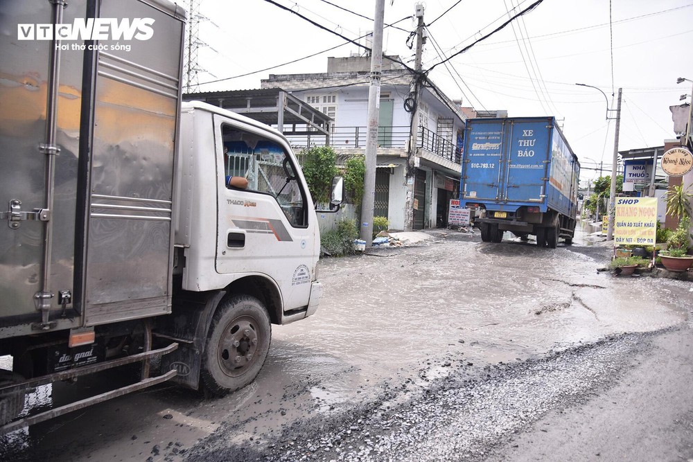 Con đường ở TP.HCM ngập nửa năm chưa rút, người lạ đi qua đều bị té - Ảnh 5.