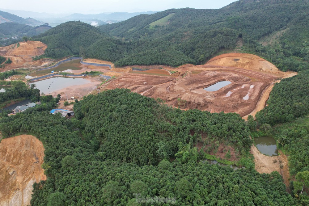 Cận cảnh khu mỏ đất hiếm mới bị phong tỏa, điều tra sai phạm ở Yên Bái - Ảnh 10.