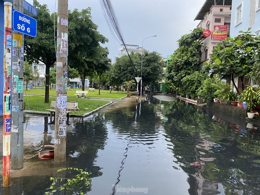 Người dân TPHCM bì bõm lội nước sau cơn mưa trắng trời chiều cuối tuần - Ảnh 12.