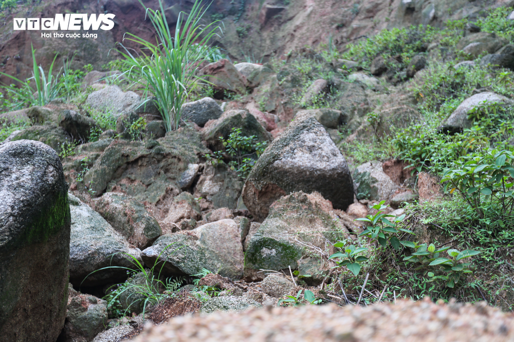 Hàng trăm khối đá chực chờ sạt lở, nuốt chửng đường quốc phòng ven biển Hà Tĩnh - Ảnh 12.