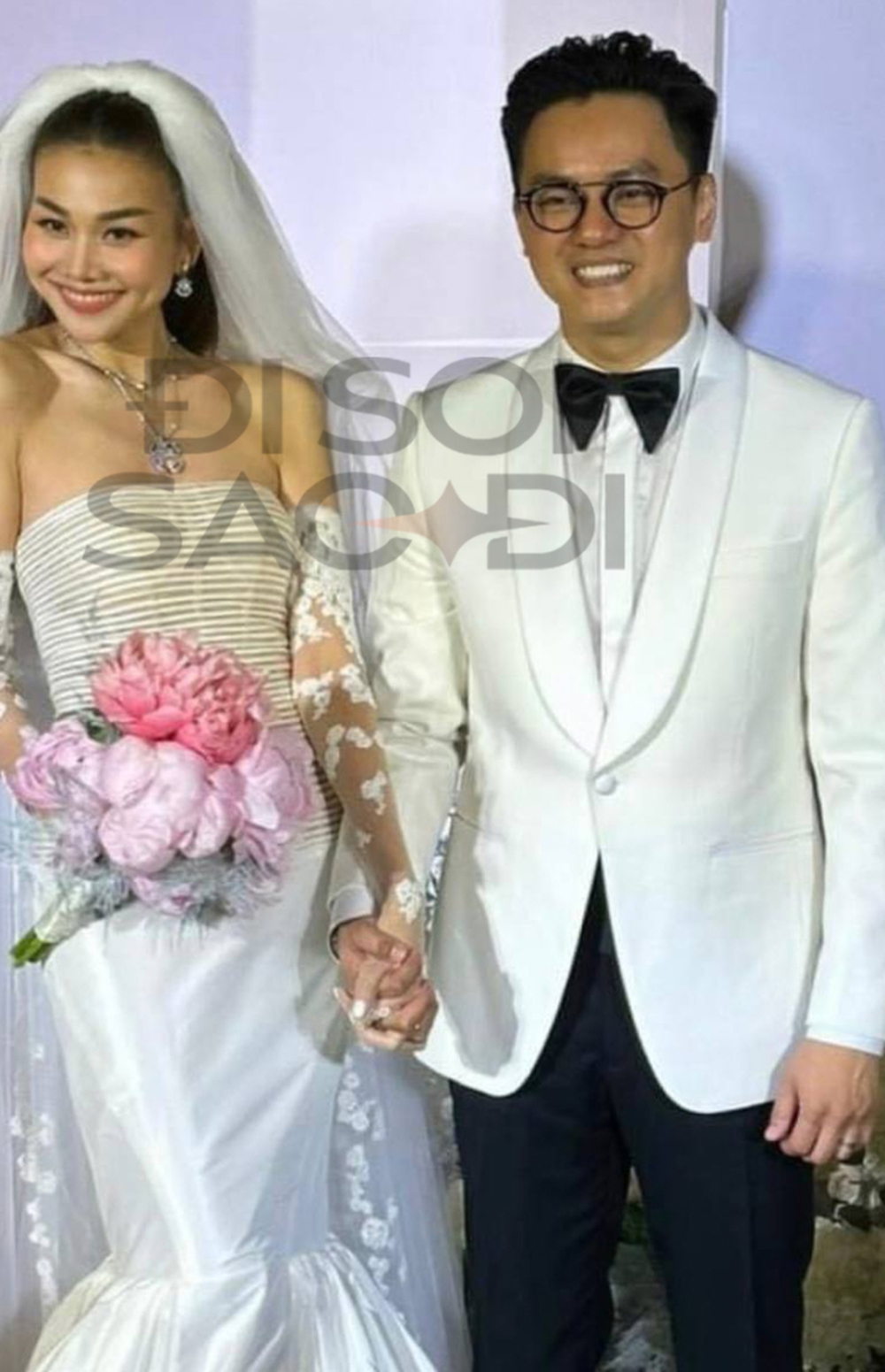 SIÊU HOT: Cô dâu Thanh Hằng lộ diện gợi cảm trong lễ cưới, nắm chặt tay chồng nhạc trưởng - Ảnh 1.