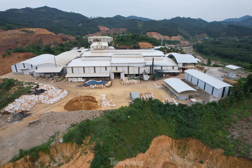 Cận cảnh khu mỏ đất hiếm mới bị phong tỏa, điều tra sai phạm ở Yên Bái - Ảnh 7.
