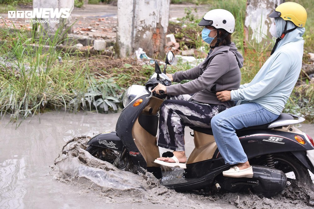 Con đường ở TP.HCM ngập nửa năm chưa rút, người lạ đi qua đều bị té - Ảnh 9.