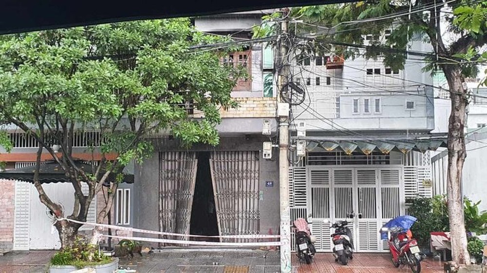 Cháy nhà 2 tầng ở Đà Nẵng trong đêm, 3 người mắc kẹt - Ảnh 1.