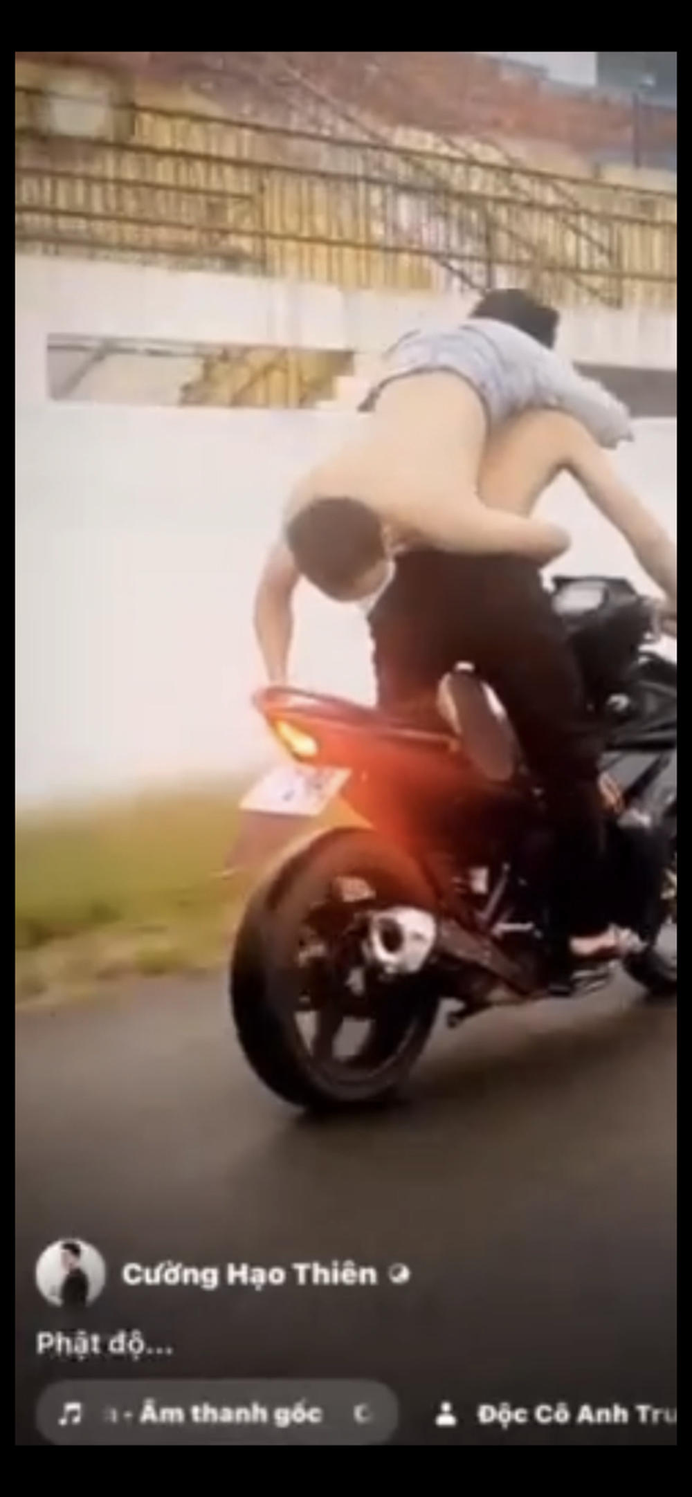 Xôn xao clip nhóm thanh niên “tạo dáng” nguy hiểm trên xe máy ở TP HCM - Ảnh 2.