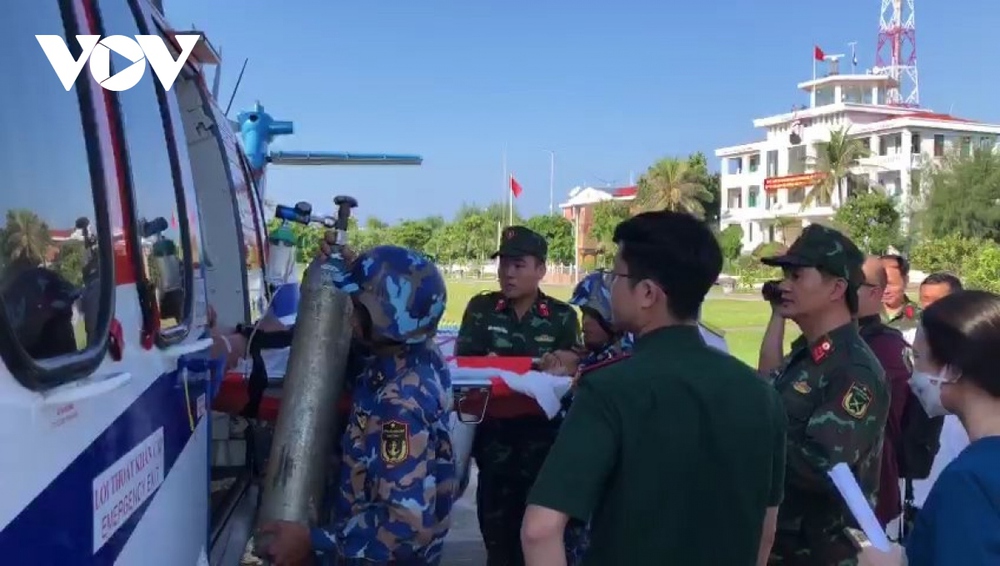Trực thăng EC 225 đưa ngư dân từ đảo Song Tử Tây vào bờ điều trị - Ảnh 3.