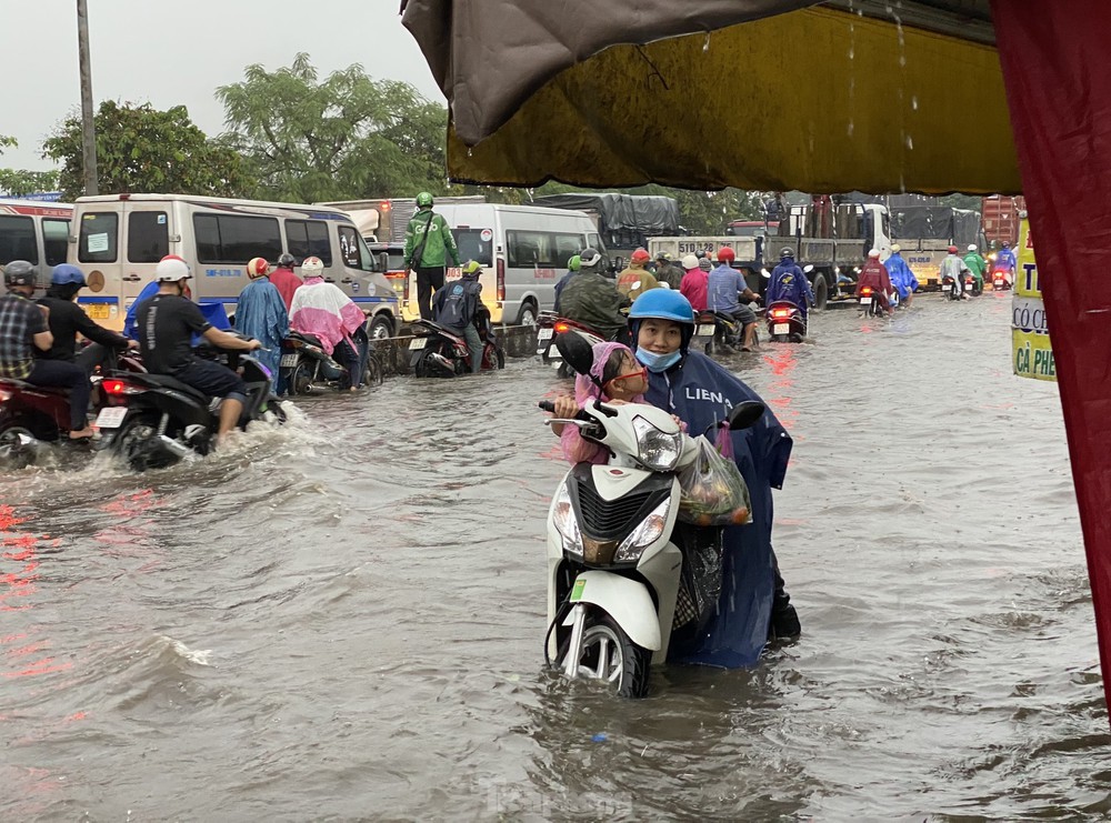 Nước ngập mênh mông ở trụ sở UBND quận, hầm chui sau mưa lớn tại TPHCM - Ảnh 8.