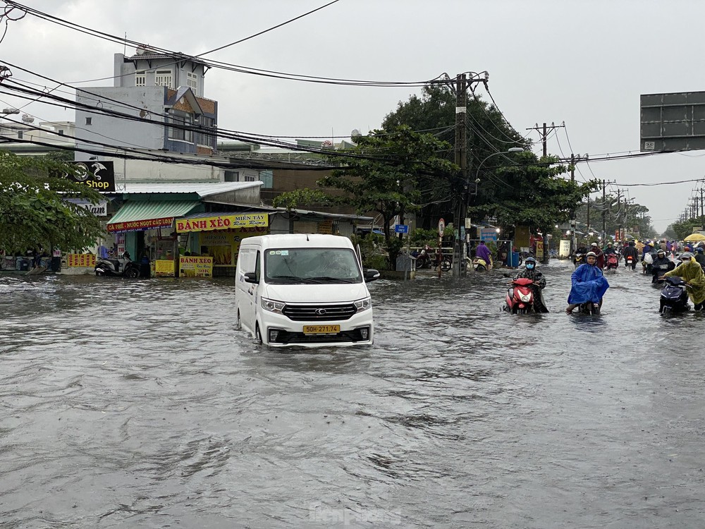 Nước ngập mênh mông ở trụ sở UBND quận, hầm chui sau mưa lớn tại TPHCM - Ảnh 6.