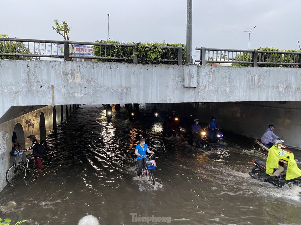 Nước ngập mênh mông ở trụ sở UBND quận, hầm chui sau mưa lớn tại TPHCM - Ảnh 1.