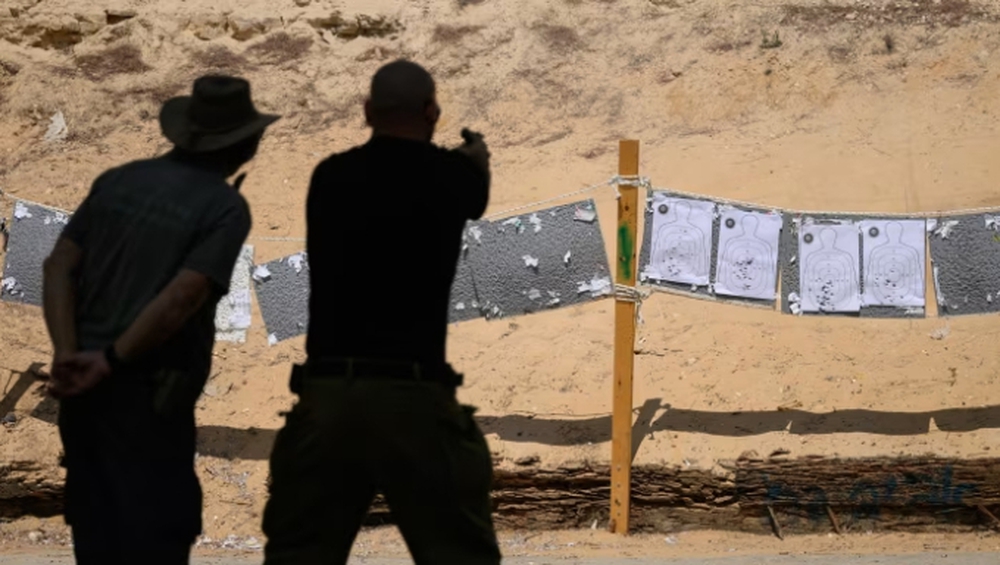 Nhu cầu sở hữu vũ khí tăng vọt sau vụ Hamas tấn công: Người Israel xếp hàng dài... mua súng - Ảnh 1.