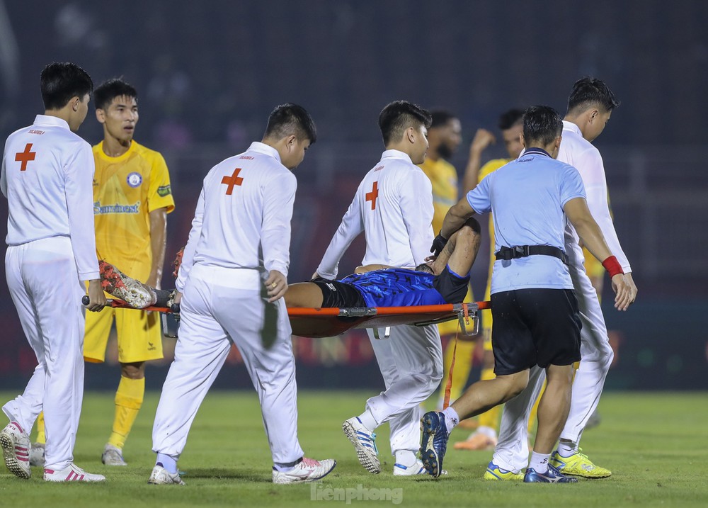 Cầu thủ CLB TPHCM sốc khi chứng kiến chấn thương của đồng đội - Ảnh 8.