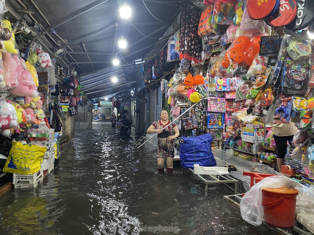 Nước ngập mênh mông ở trụ sở UBND quận, hầm chui sau mưa lớn tại TPHCM - Ảnh 15.