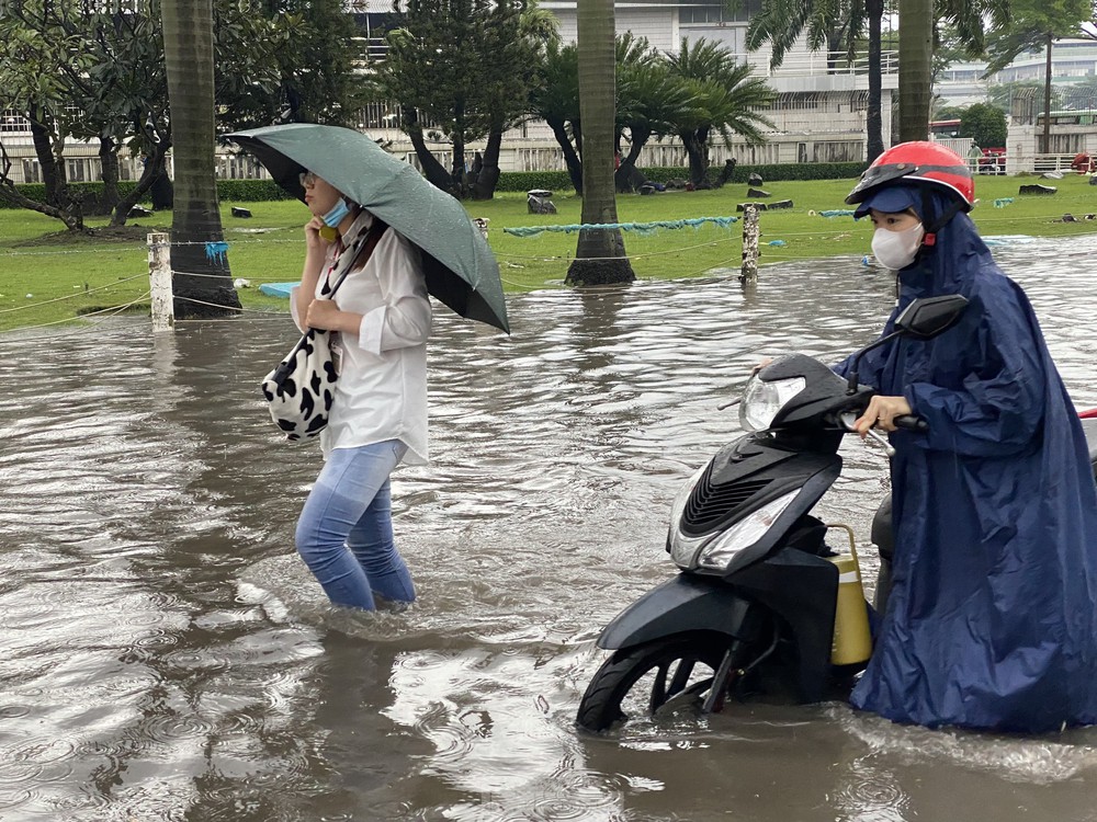 Nước ngập mênh mông ở trụ sở UBND quận, hầm chui sau mưa lớn tại TPHCM - Ảnh 12.