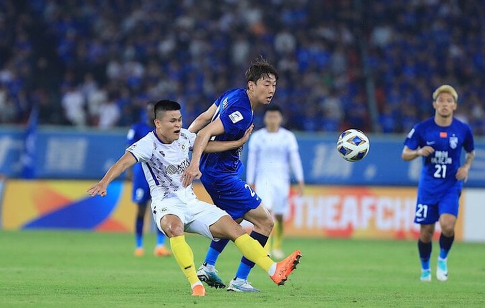 Bị đuổi 2 người, Hà Nội FC suýt tạo bất ngờ trước Wuhan Three Towns - Ảnh 1.