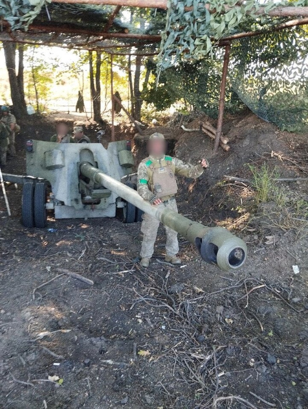 Xuất hiện hình ảnh lính Ukraine sử dụng pháo 100mm gần 80 năm tuổi - Ảnh 5.