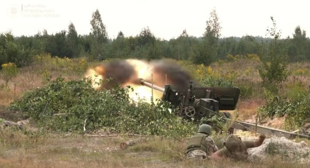 Xuất hiện hình ảnh lính Ukraine sử dụng pháo 100mm gần 80 năm tuổi - Ảnh 3.