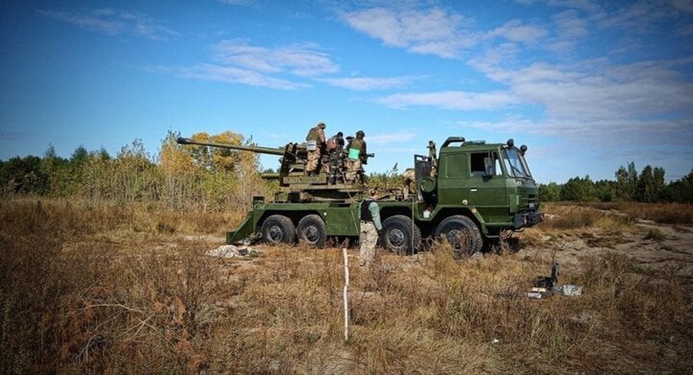 Xuất hiện hình ảnh lính Ukraine sử dụng pháo 100mm gần 80 năm tuổi - Ảnh 2.