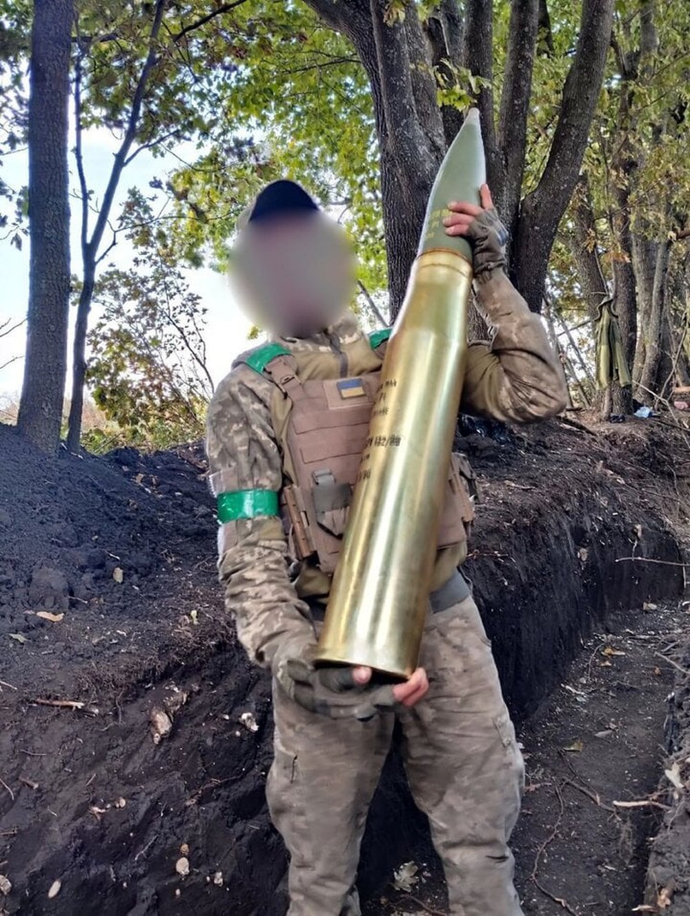 Xuất hiện hình ảnh lính Ukraine sử dụng pháo 100mm gần 80 năm tuổi - Ảnh 1.