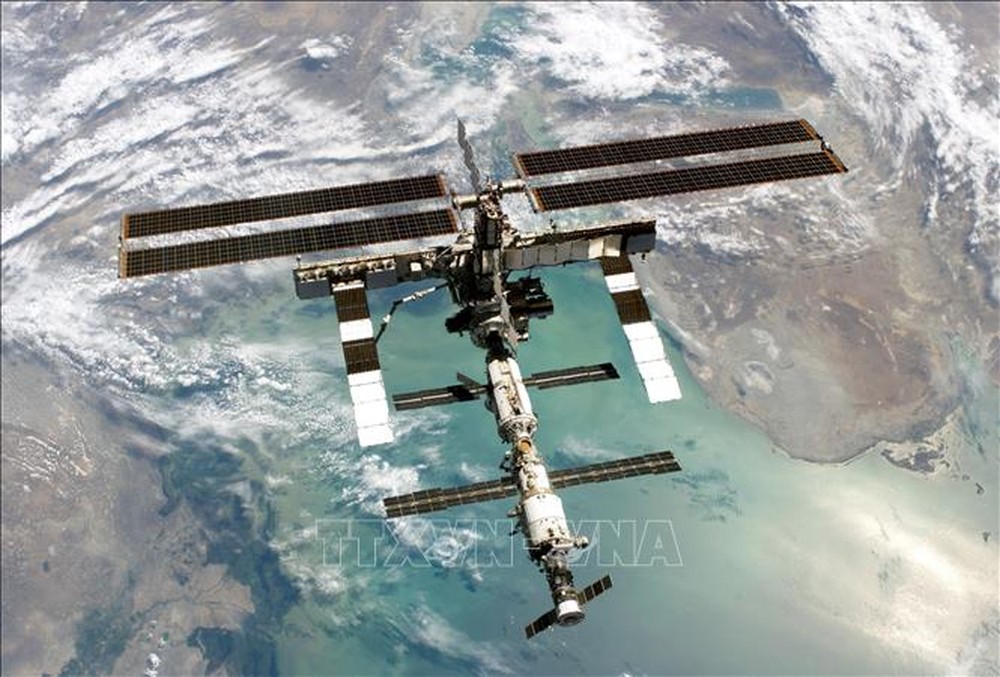 Phi hành gia Nga đi bộ ngoài không gian để tìm hiểu nguyên nhân vụ rò rỉ trên ISS - Ảnh 1.