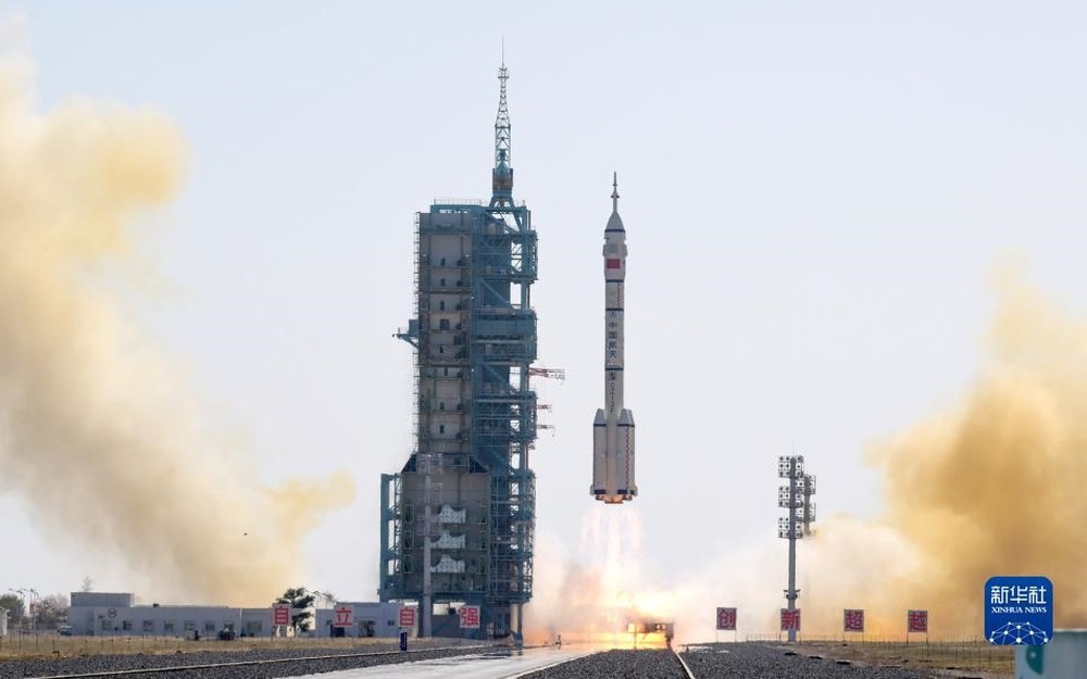 Trung Quốc phóng tàu vũ trụ Thần Châu-17 có người lái lên trạm Thiên Cung - Ảnh 1.