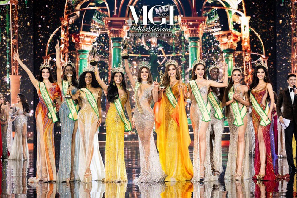 Nguyễn Minh Tuấn dời show thời trang để thực hiện 50 chiếc váy cho Miss Grand International 2023 - Ảnh 2.